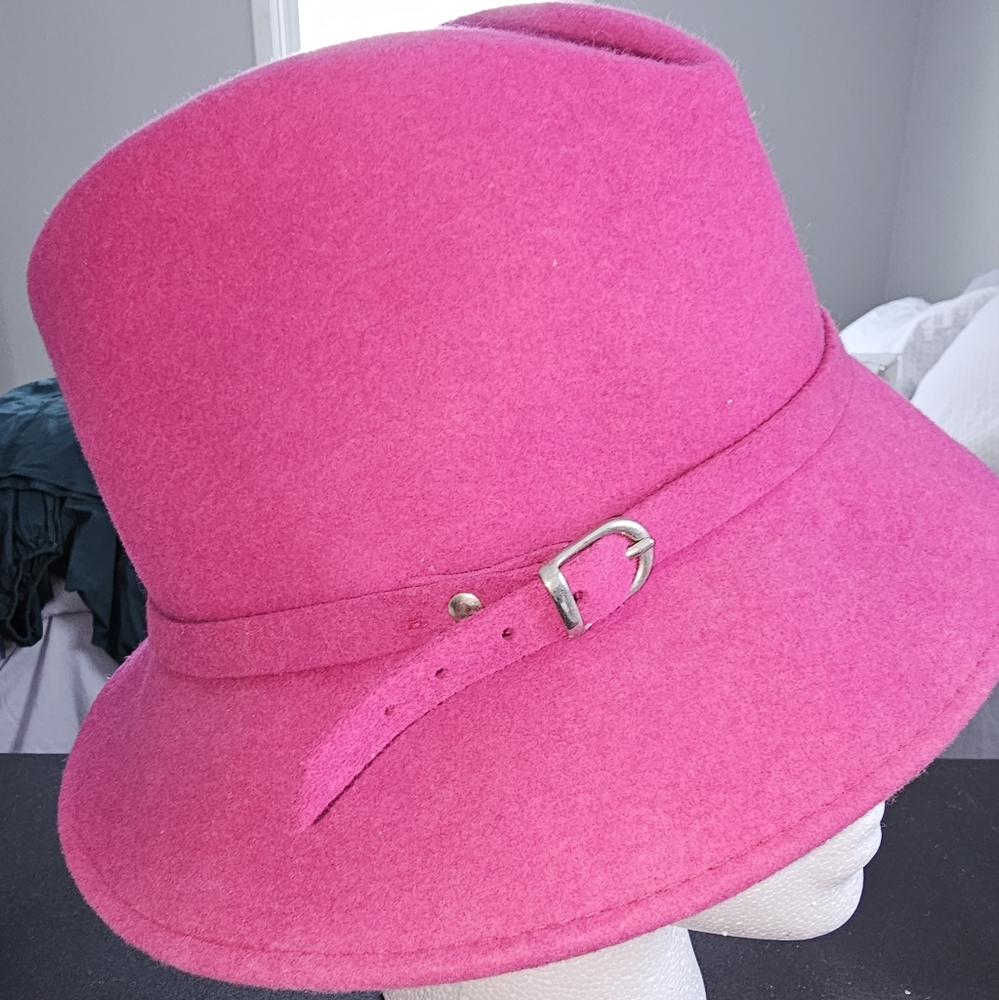Lord & Taylor hot pink wool Hat. Made in Italy. New with tag.